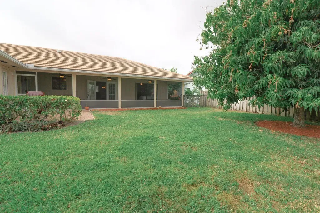73 Pine Hill Trail W Jupiter FL 33469