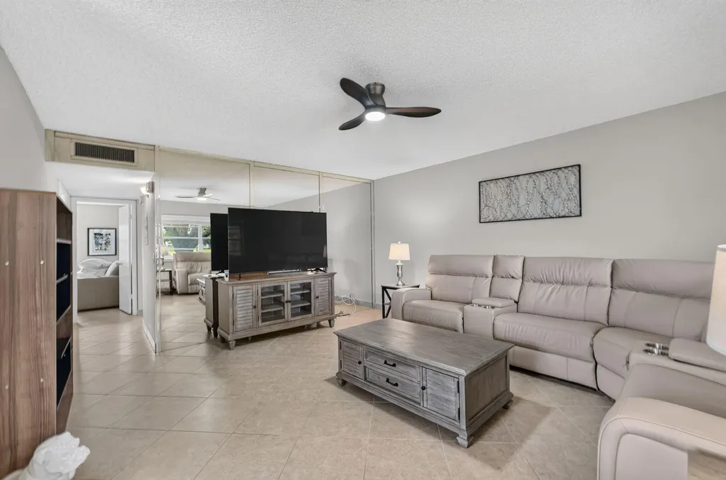 942 Normandy T Trail Delray Beach FL 33484