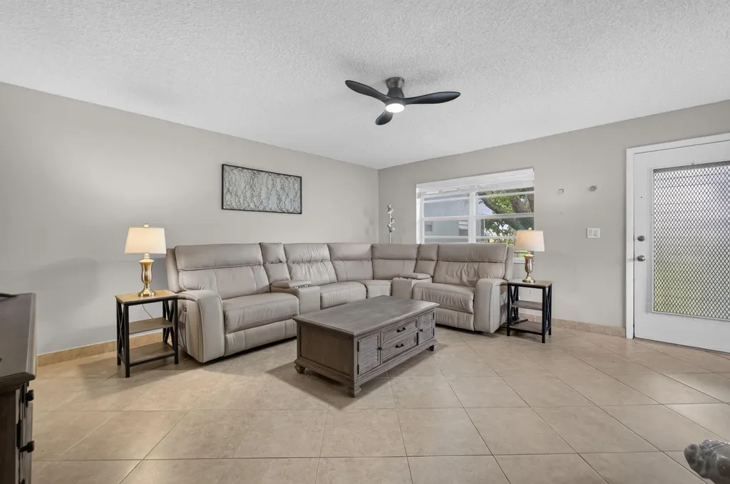 942 Normandy T Trail Delray Beach FL 33484