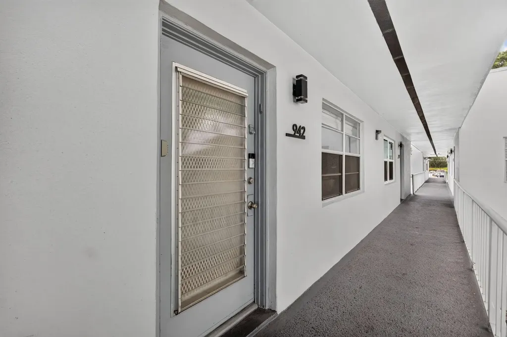 942 Normandy T Trail Delray Beach FL 33484