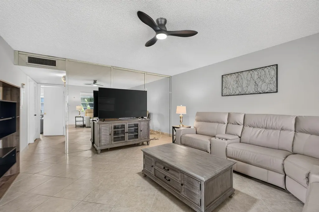 942 Normandy T Trail Delray Beach FL 33484