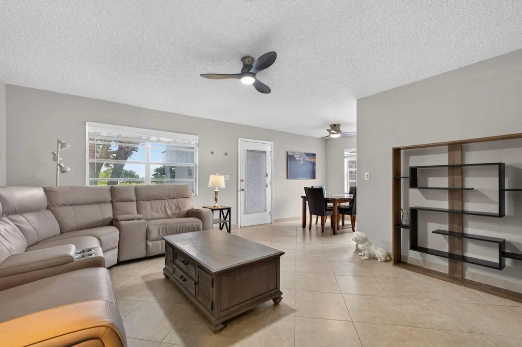 942 Normandy T Trail Delray Beach FL 33484