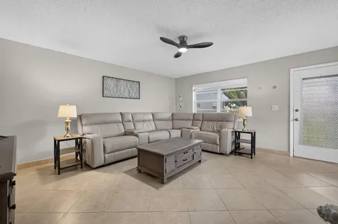 942 Normandy T Trail Delray Beach FL 33484