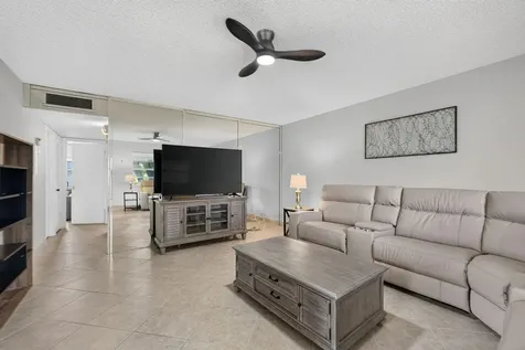 942 Normandy T Trail Delray Beach FL 33484