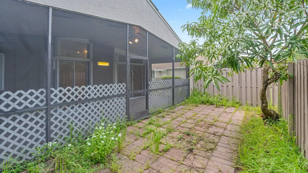 570 Woodgate Circle Sunrise FL 33326