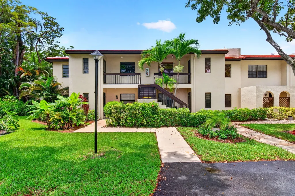 8460 Casa Del Lago Boca Raton FL 33433