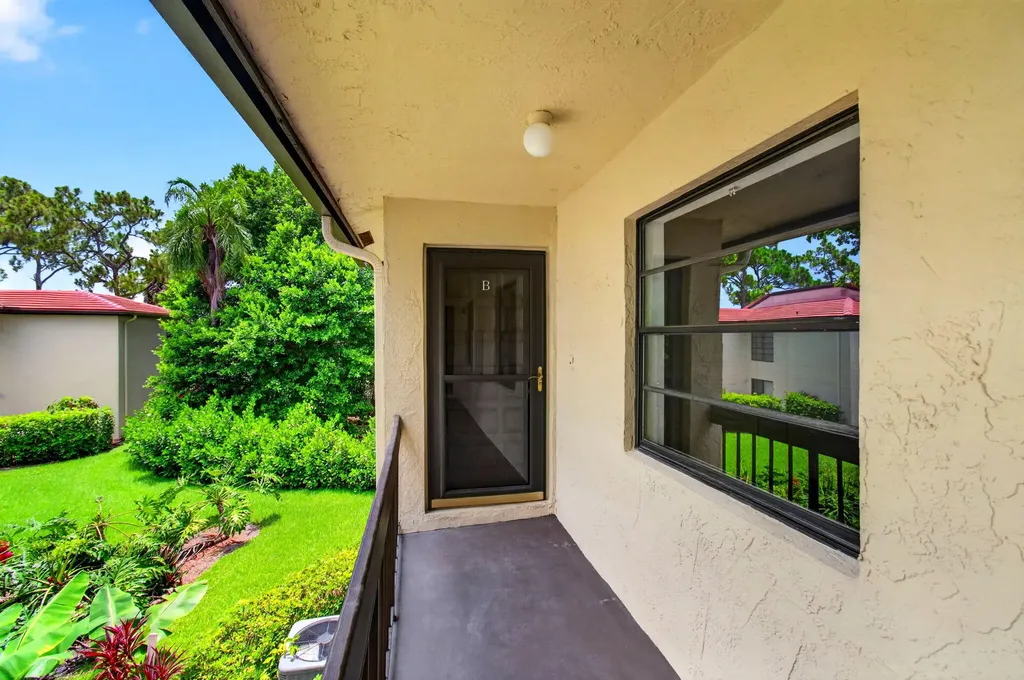 8460 Casa Del Lago Boca Raton FL 33433