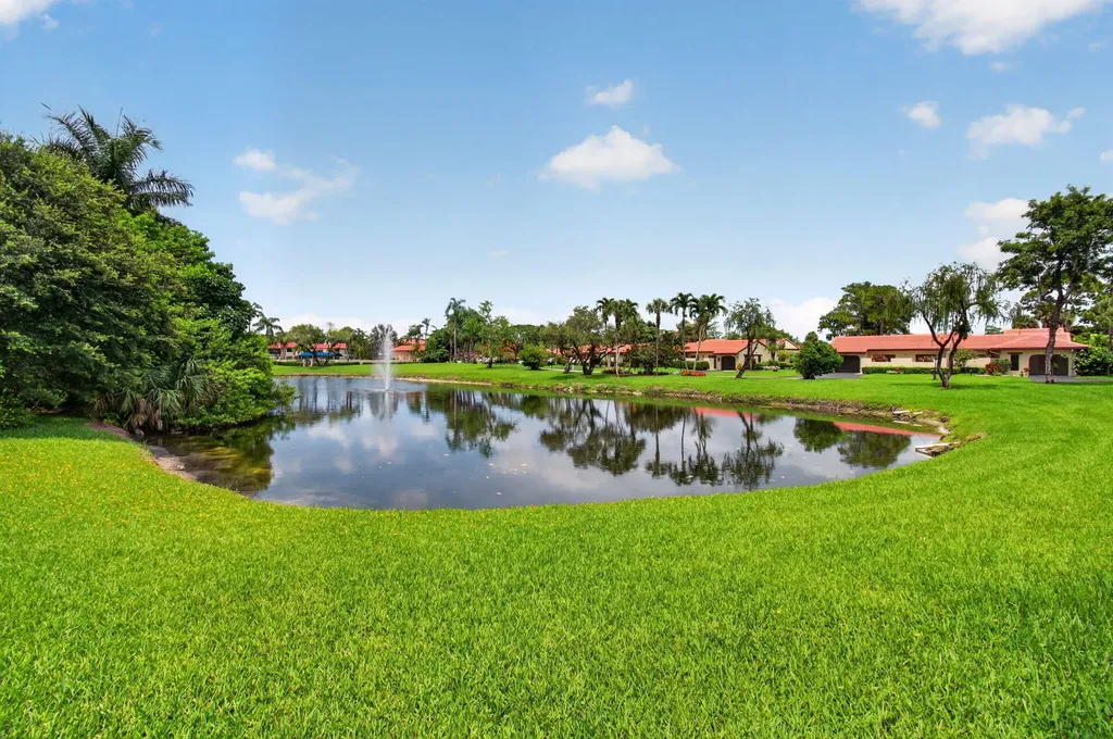 8460 Casa Del Lago Boca Raton FL 33433