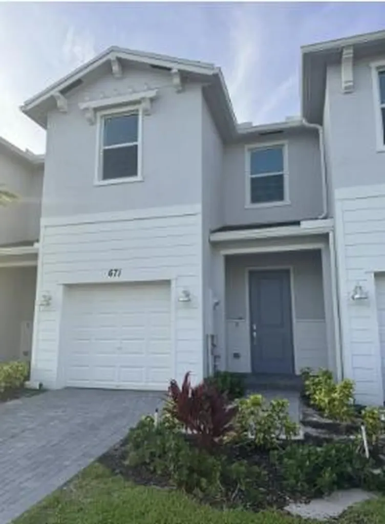 671 SE Lake Falls Street Port St Lucie FL 34984