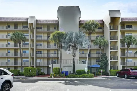3755 Via Poinciana Greenacres FL 33467
