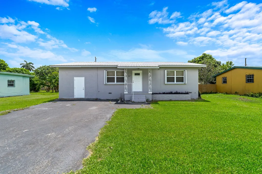 317 NW 14th Street Belle Glade FL 33430