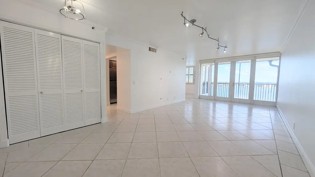 105 Lake Emerald Oakland Park FL 33309