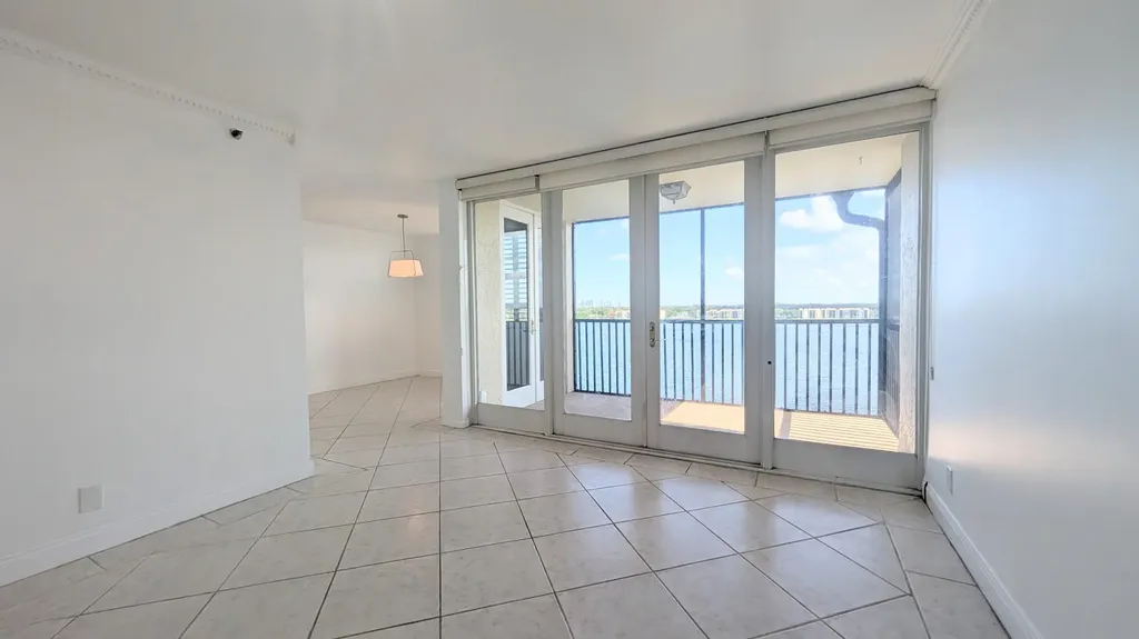 105 Lake Emerald Oakland Park FL 33309
