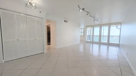 105 Lake Emerald Oakland Park FL 33309