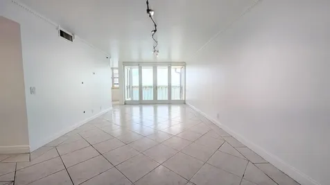 105 Lake Emerald Oakland Park FL 33309