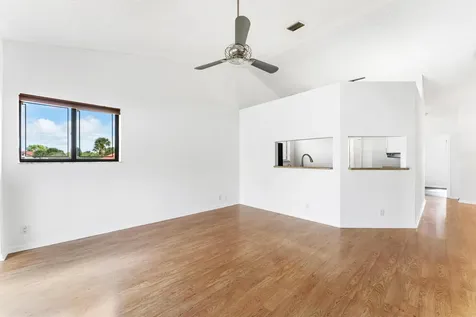 18 Vía De Casas Sur Boynton Beach FL 33426