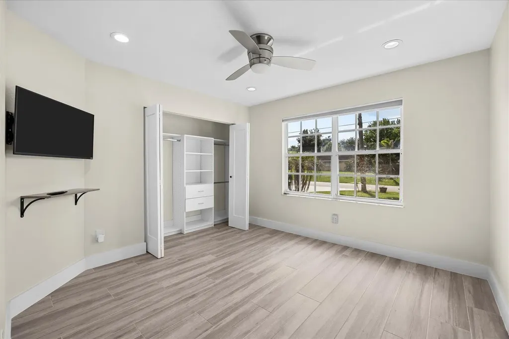 160 NE Twylite Terrace Port St Lucie FL 34983
