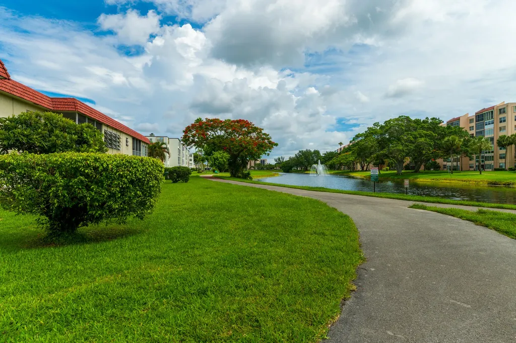 32 Abbey Lane Delray Beach FL 33446