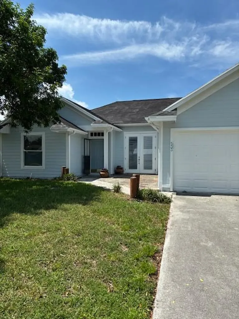 533 NW Avon Avenue Port St Lucie FL 34983