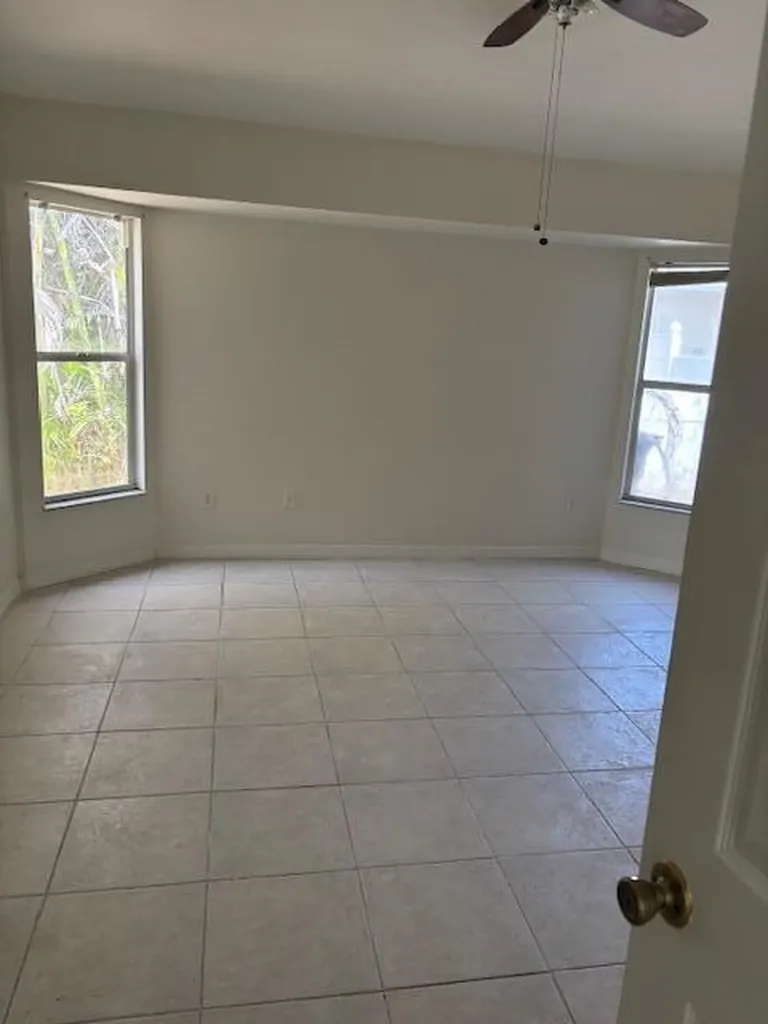 533 NW Avon Avenue Port St Lucie FL 34983