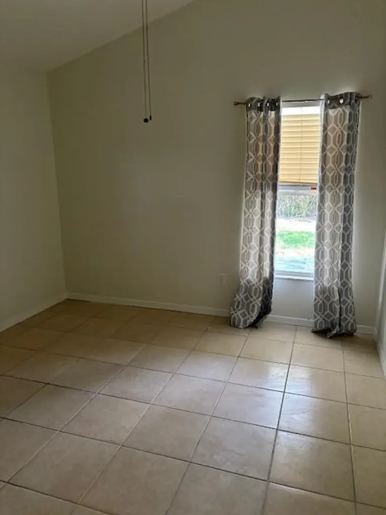 533 NW Avon Avenue Port St Lucie FL 34983