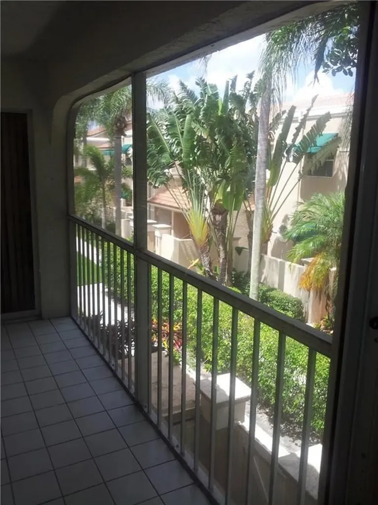 6584 Via Regina Boca Raton FL 33433