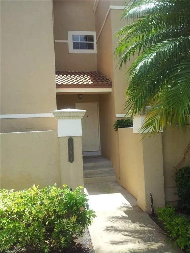 6584 Via Regina Boca Raton FL 33433