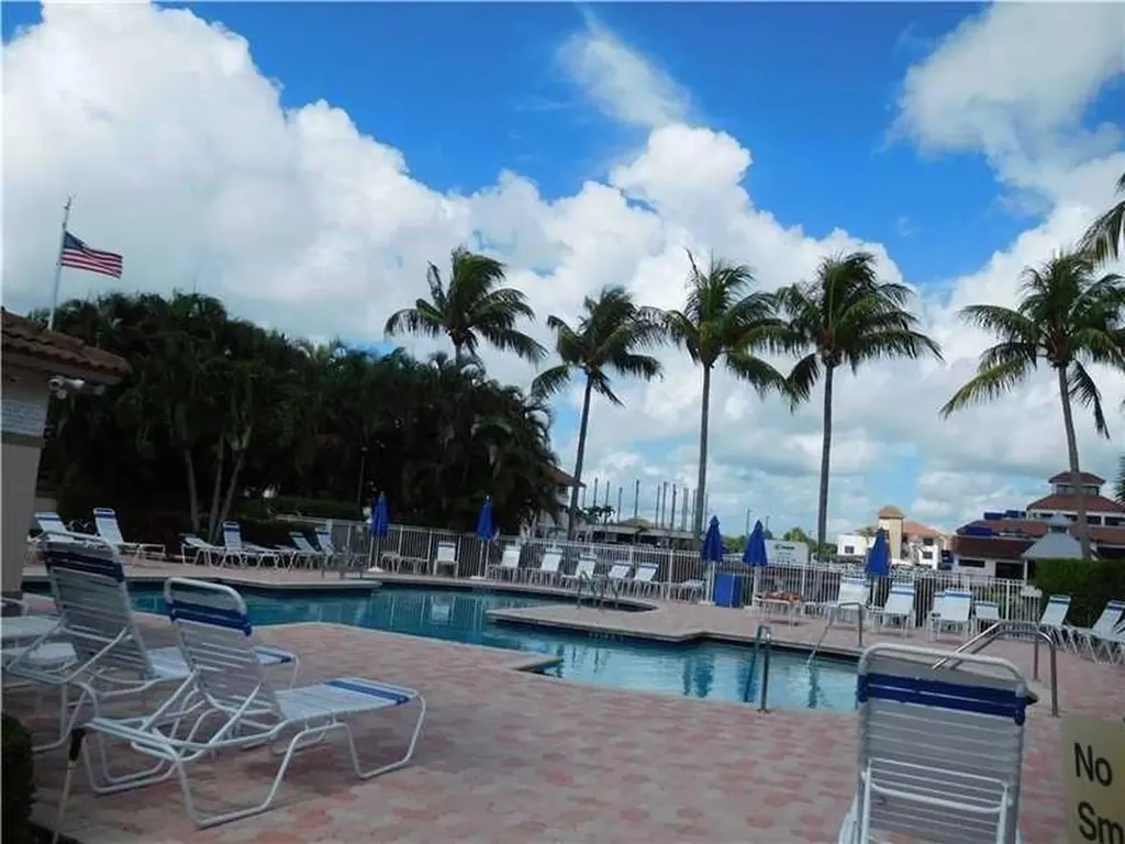 6584 Via Regina Boca Raton FL 33433