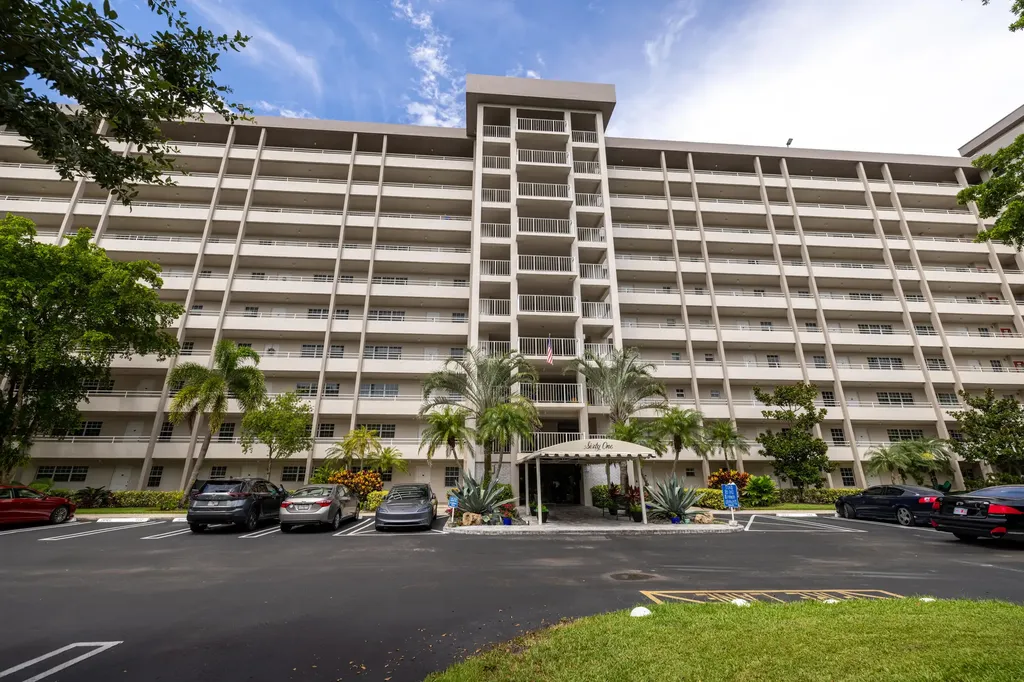 575 Oaks Lane Pompano Beach FL 33069