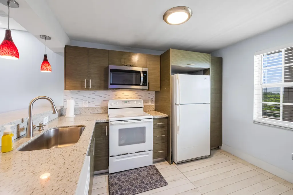 575 Oaks Lane Pompano Beach FL 33069