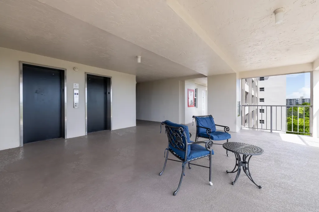 575 Oaks Lane Pompano Beach FL 33069
