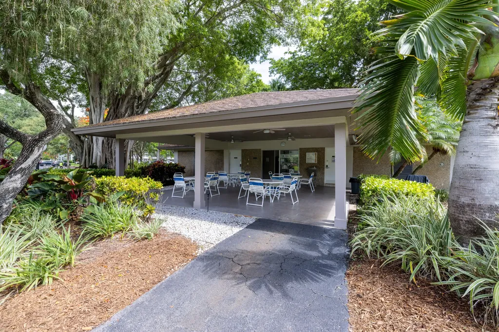 575 Oaks Lane Pompano Beach FL 33069