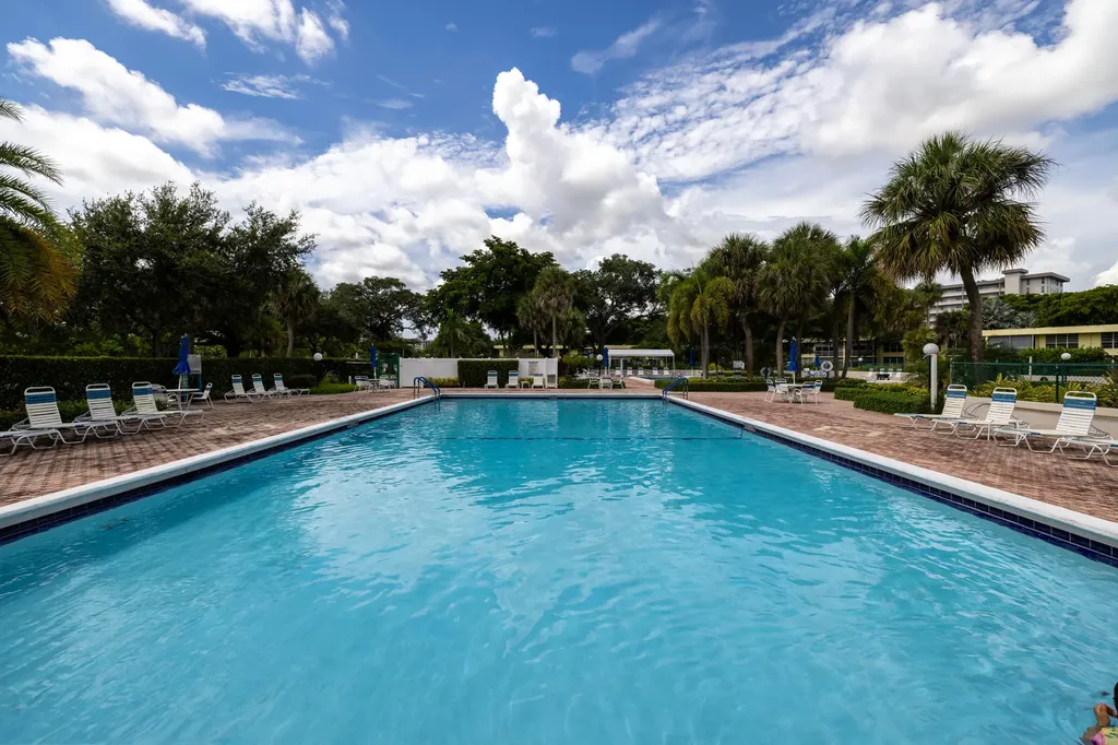 575 Oaks Lane Pompano Beach FL 33069