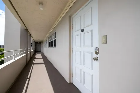 575 Oaks Lane Pompano Beach FL 33069