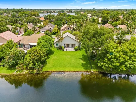 1750 W Oak Knoll Circle Davie FL 33324