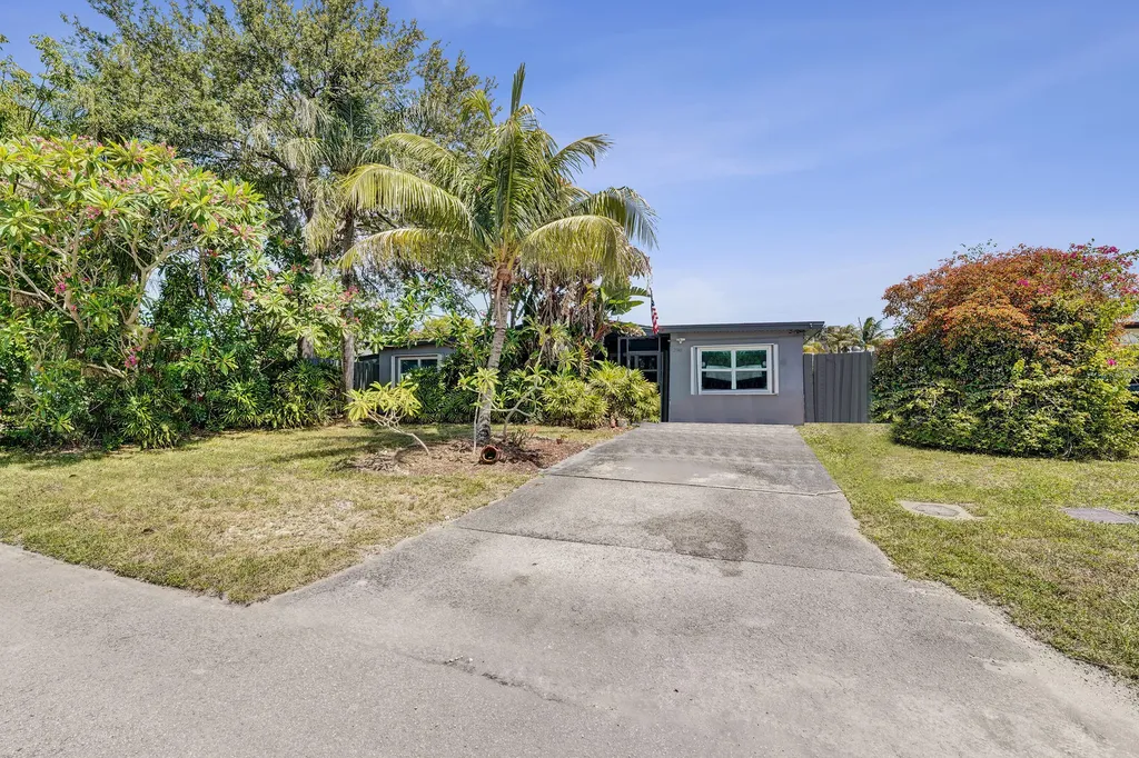 2740 SW 46th Court Dania Beach FL 33312