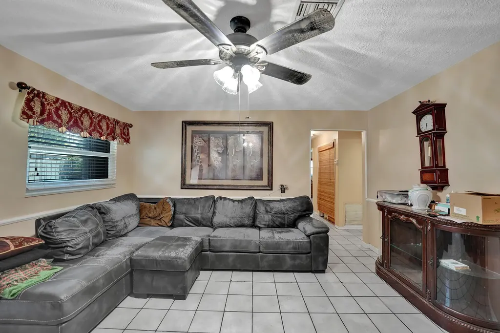 2740 SW 46th Court Dania Beach FL 33312