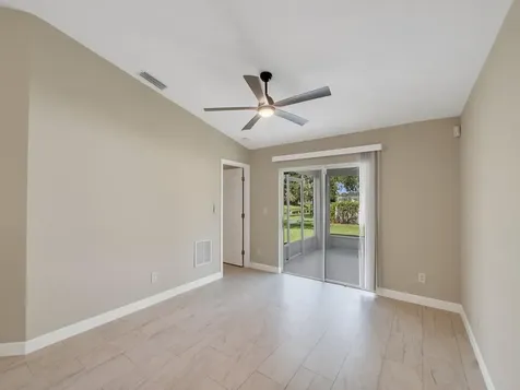 962 E 13th Square Vero Beach FL 32960