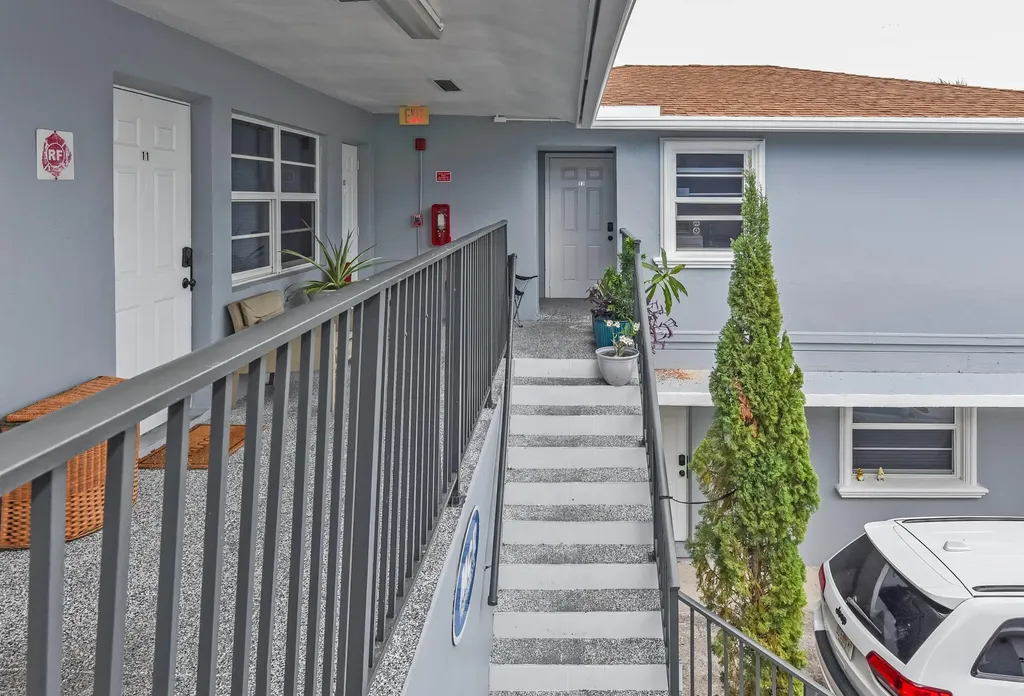 605 N Federal Highway Lake Worth Beach FL 33460