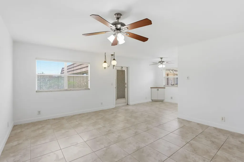 164 Seville G Delray Beach FL 33446