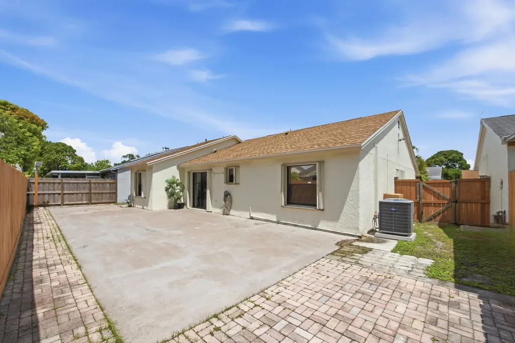 5814 Ithaca Circle E Lake Worth FL 33463