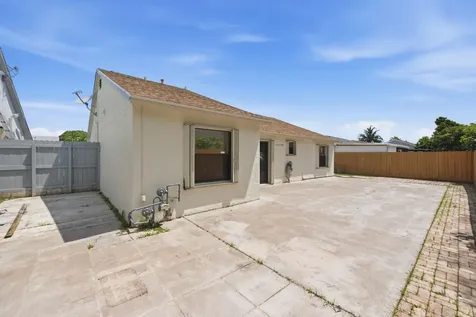 5814 Ithaca Circle E Lake Worth FL 33463