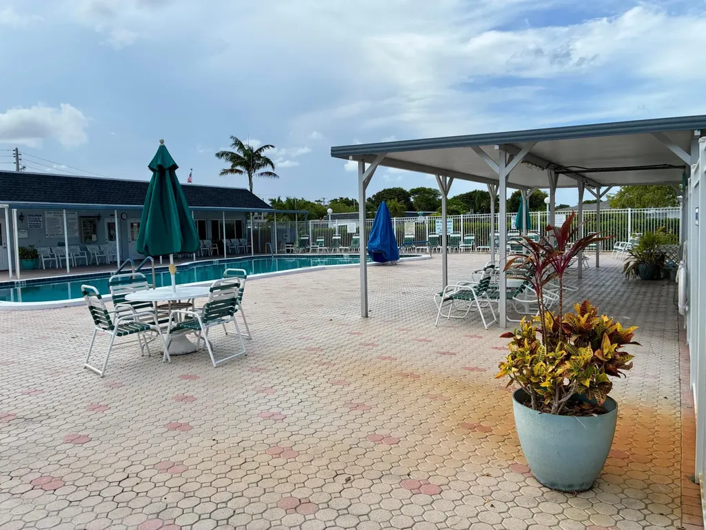 7470 NW 7th Place Margate FL 33063