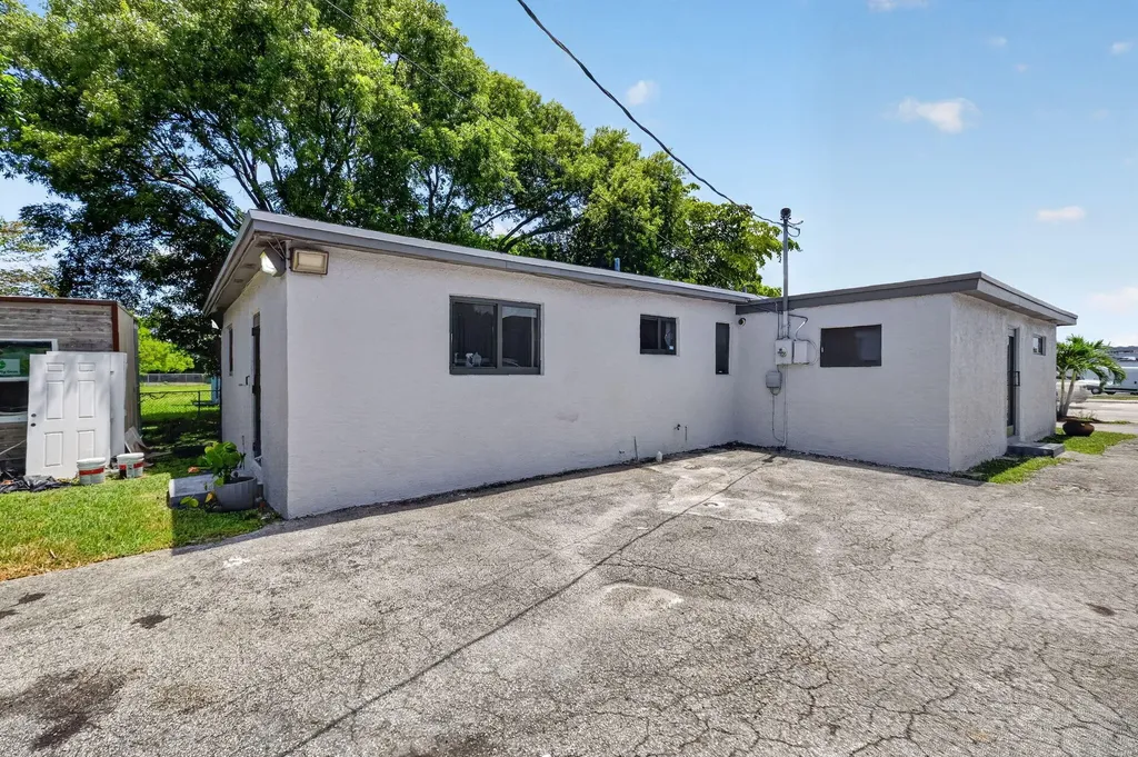 16811 NE 6th Avenue North Miami Beach FL
