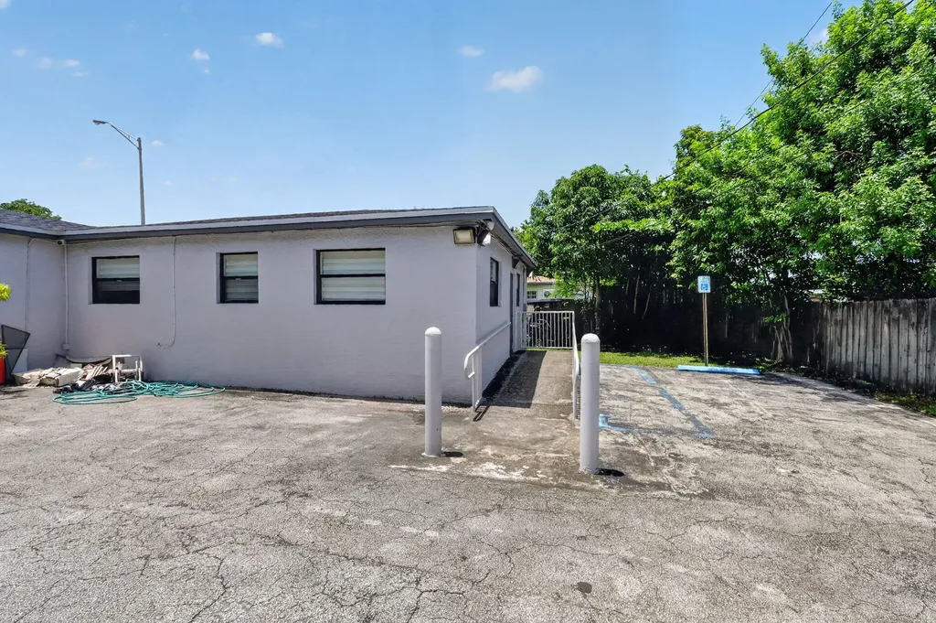 16811 NE 6th Avenue North Miami Beach FL