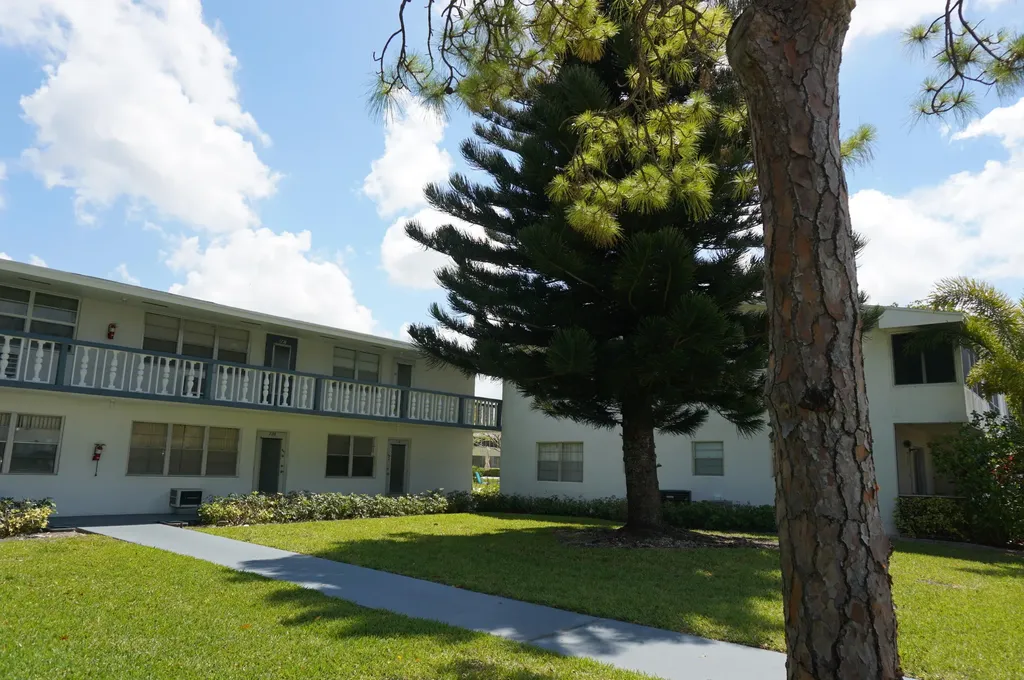 226 Sheffield J West Palm Beach FL 33417