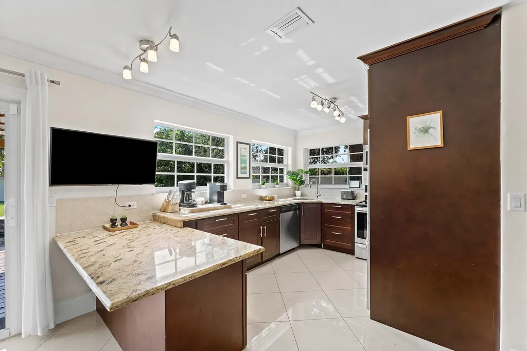 1638 NE 3rd Avenue Delray Beach FL 33444