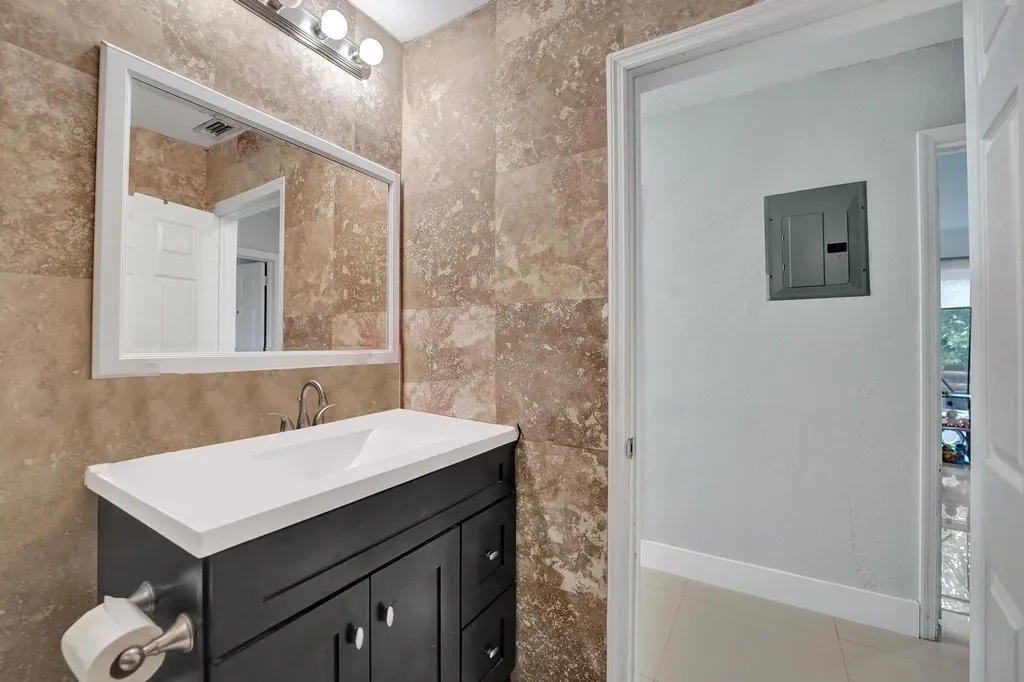 3322 Mckinley Street Hollywood FL 33021