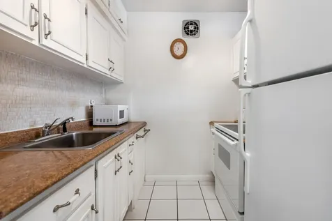 925 SW 11th Avenue Hallandale FL 33009