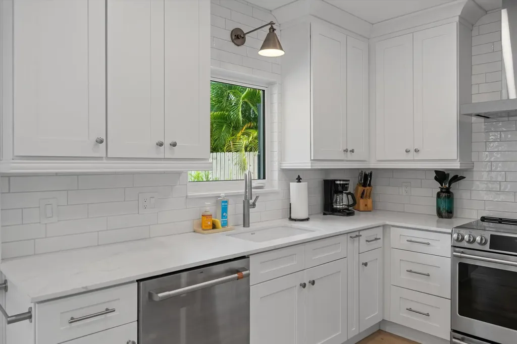 611 N Palmway Lake Worth Beach FL 33460